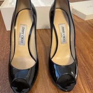 JIMMY CHOO BLACK PATENT QUIET PEEP TOE HEEL (SIZE: 7/37)